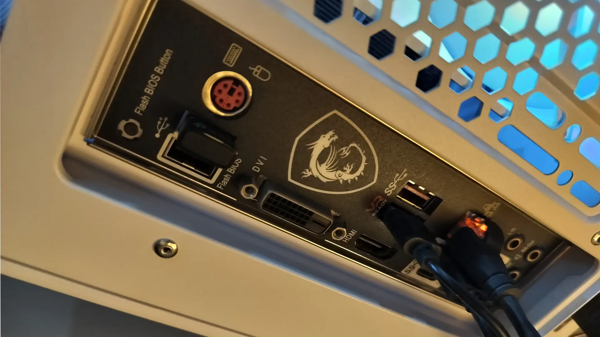 دکمه Flash BIOS روی مادربورد چیست و چگونه مشکل بوت و سازگاری CPU را حل میکند؟