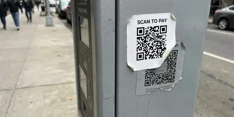 کلاهبرداری با کد QR چیست؟ روش تشخیص QR جعلی و جلوگیری از هک شدن گوشی