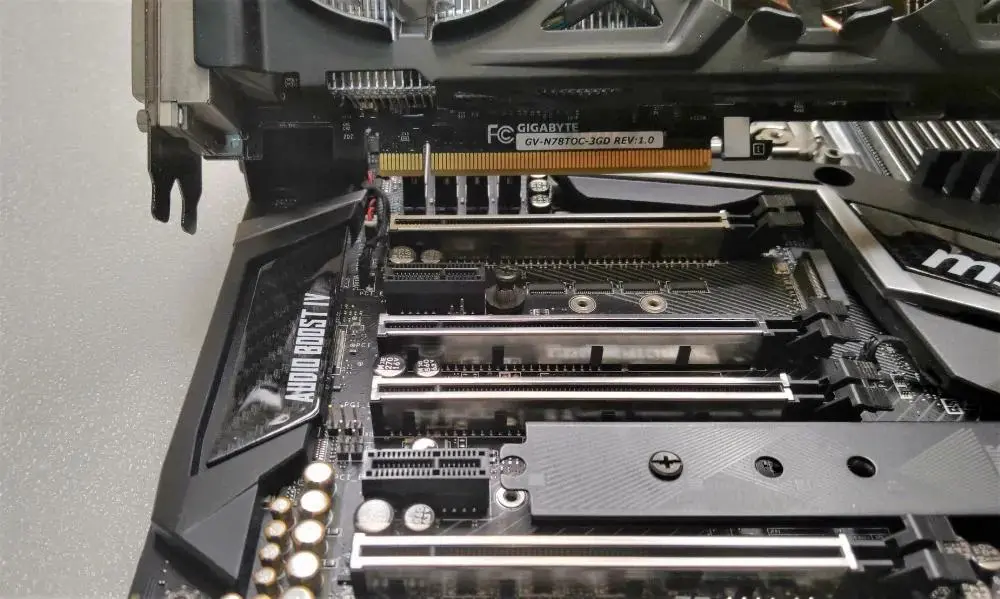 کارت گرافیک بزرگ چند اسلات PCIe را اشغال میکند، چطور از سایر اسلاتهای PCIe استفاده کنیم؟