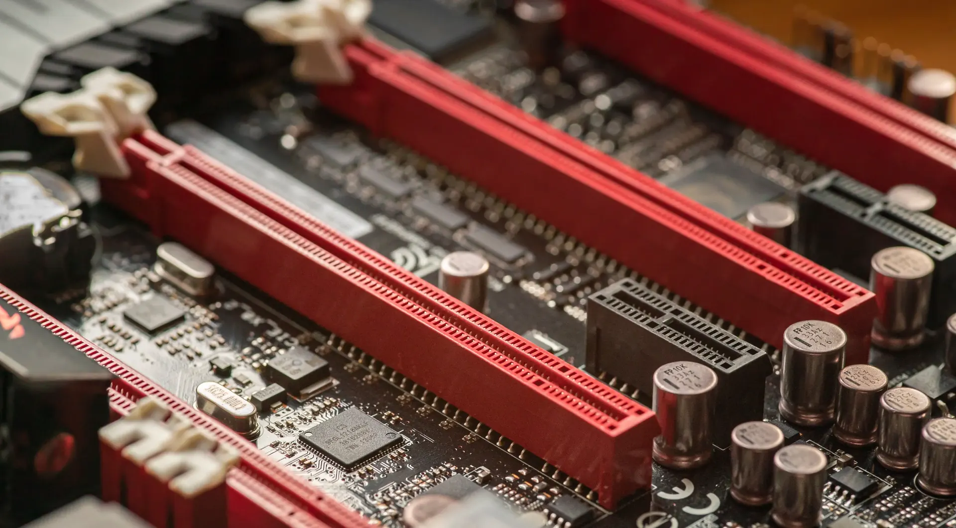 کارت گرافیک بزرگ چند اسلات PCIe را اشغال میکند، چطور از سایر اسلاتهای PCIe استفاده کنیم؟