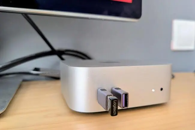 با یک کابل USB و داک تاندربولت ۴ همه‌ی وسایل جانبی را به مک مینی و لپ‌تاپ دارای تاندربولت وصل کنید