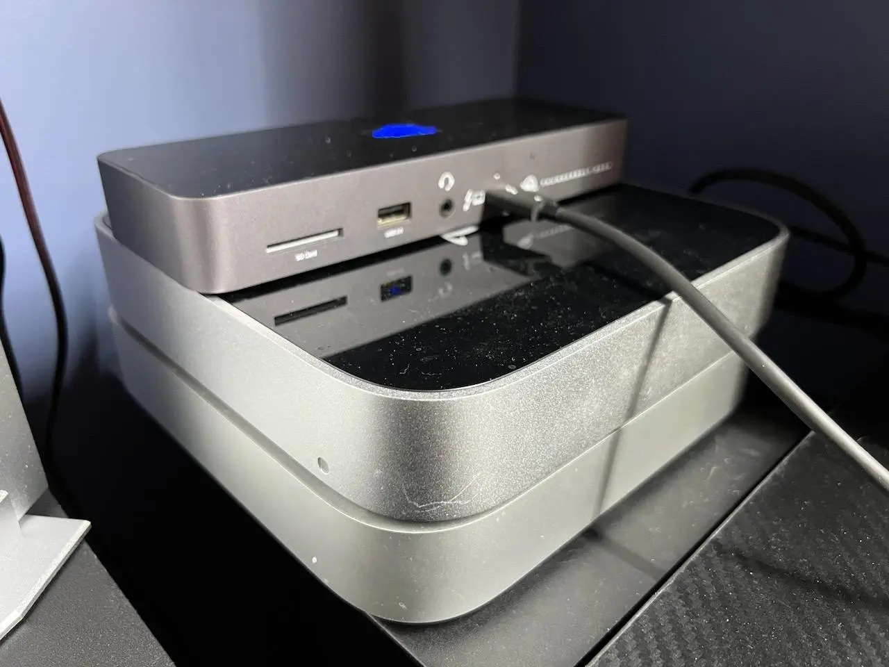 با یک کابل USB و داک تاندربولت ۴ همه‌ی وسایل جانبی را به مک مینی و لپ‌تاپ دارای تاندربولت وصل کنید