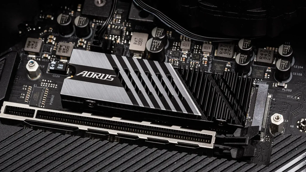 هیت‌سینک SSD چیست؟ روش خنک کردن اس اس دی NVMe و جلوگیری از داغ شدن