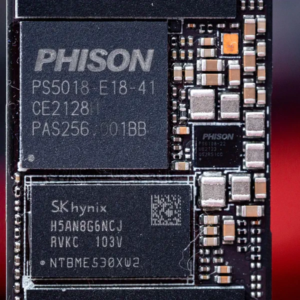 کنترلر SSD چیست؟ بررسی نقش آن در سرعت و عمر حافظه SSD