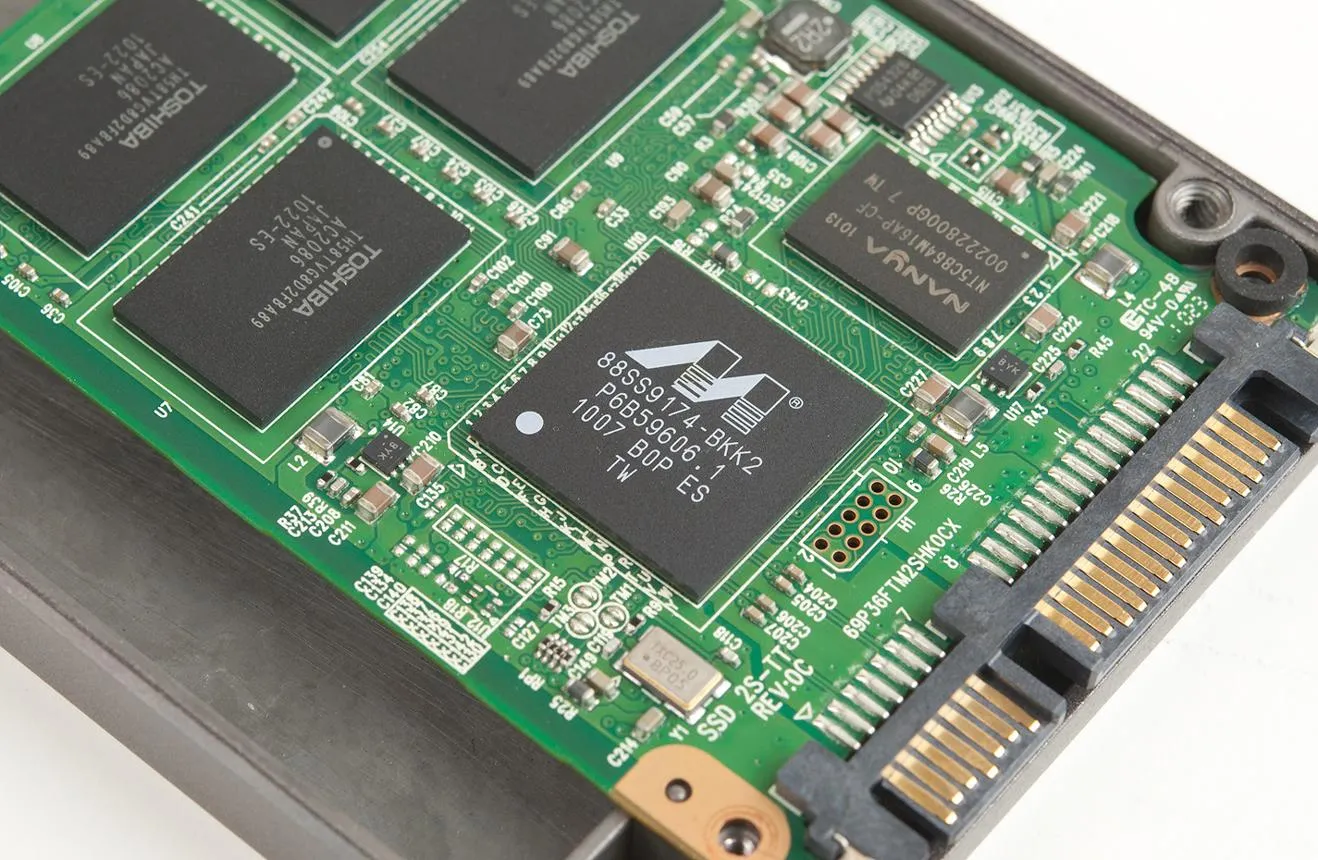 کنترلر SSD چیست و چگونه بر سرعت و عمر حافظه تأثیر میگذارد؟