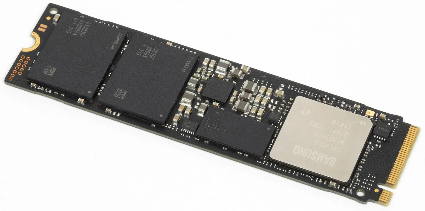 کنترلر SSD چیست و چگونه بر سرعت و عمر حافظه تأثیر میگذارد؟